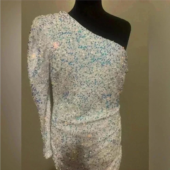 FASHIONNOVA Elegant White One-Shoulder Dress - Picture 4 of 7